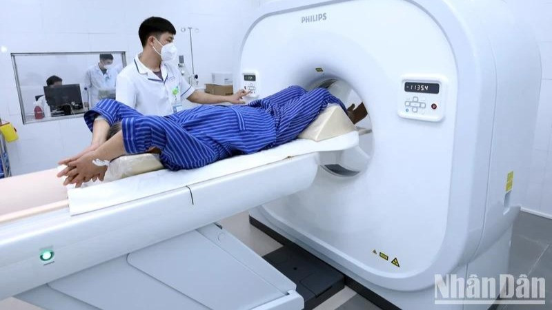 Các bác sĩ thực hiện chụp cắt lớp vi tính phục vụ chẩn đoán và điều trị cho bệnh nhân. Ảnh: yousportnews.co