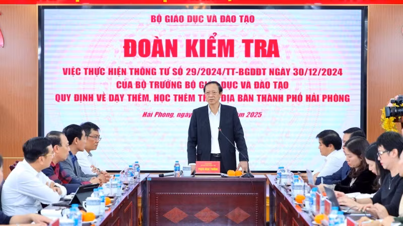 Đoàn công tác của Bộ Giáo dục và Đào tạo kiểm tra việc thực hiện Thông tư số 29 tại Hải Phòng. (Ảnh: THU TRANG)