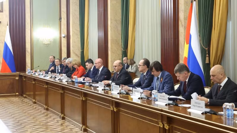 Thủ tướng Mikhail Mishustin và đoàn Chính phủ Liên bang Nga tại cuộc hội kiến Tổng Bí thư Tô Lâm. (Ảnh: THỐNG NHẤT/TTXVN)