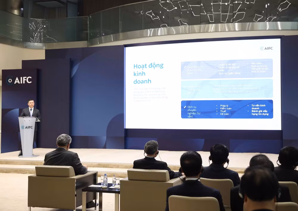 Tổng Bí thư Tô Lâm và Đoàn đại biểu Việt Nam nghe lãnh đạo Trung tâm Tài chính quốc tế Astana giới thiệu tổng thể về hoạt động của trung tâm. (Ảnh: Thống Nhất/TTXVN)