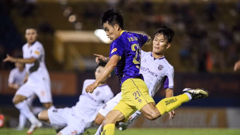 Hà Nội FC (áo sẫm) thắng đậm Becamex Bình Dương. (Ảnh HNFC)