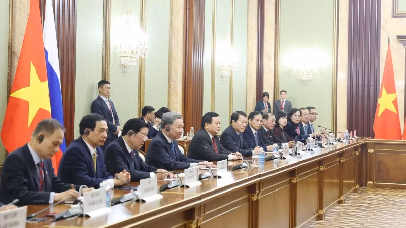 Tổng Bí thư Tô Lâm và đoàn Việt Nam tại cuộc hội kiến Thủ tướng Liên bang Nga Mikhail Mishustin. (Ảnh: THỐNG NHẤT/TTXVN)