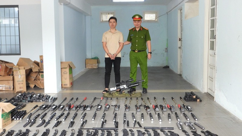 Đối tượng Huỳnh Trọng Hiệp cùng tang vật tại Cơ quan Công an thành phố Đà Nẵng. (Ảnh: Công an Đà Nẵng cung cấp)