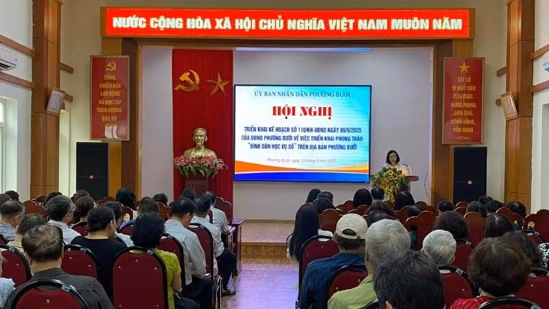 Ủy ban nhân dân phường Bưởi, quận Tây Hồ triển khai phong trào "Bình dân học vụ số". Ảnh: HẢI AN/Báo Nhân Dân