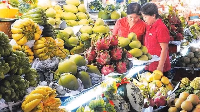 Tiểu thương các chợ loại I và chợ đầu mối sẽ nằm trong danh sách ưu tiên vận động chuyển đổi thành doanh nghiệp. Trong ảnh: Người tiêu dùng mua hàng tại chợ Bến Thành. (Ảnh: nhandan.vn)