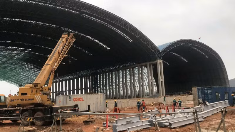 Các đơn vị của Lilama thi công nhà kho chứa than của Nhà máy nhiệt điện Quảng Trạch 1.