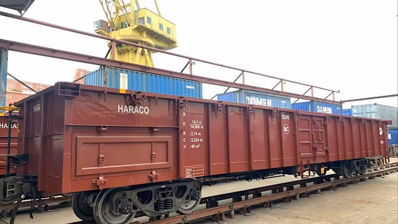 Công ty Đóng tàu Sông Cấm (Tổng Công ty Công nghiệp tàu thủy) tham gia đóng mới toa xe cho Tổng Công ty Đường sắt Việt Nam.