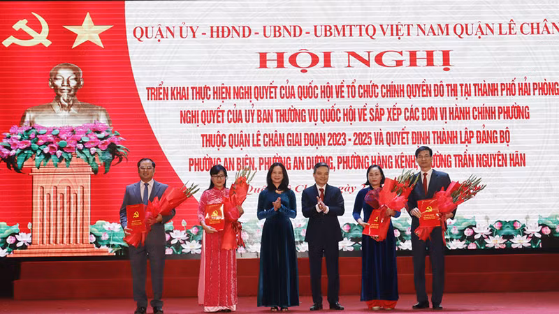 Trao Quyết định thành lập Đảng bộ các phường mới sau sáp nhập