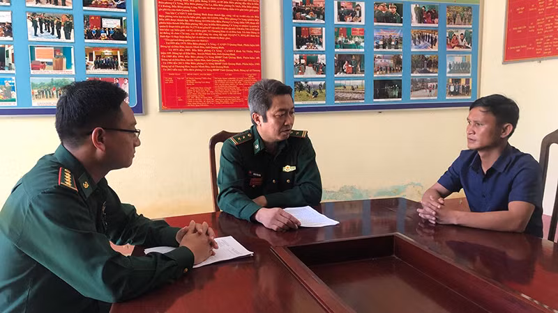 Chỉ huy Đồn Biên phòng Cà Xèng trao đổi với Bí thư Chi bộ bản Mò O Ồ Ồ về mô hình sinh kế giúp bà con.