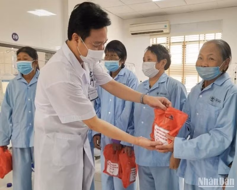 Thăm hỏi, tặng quà là việc làm thường xuyên của cán bộ, bác sĩ Bệnh viện, bởi hầu hết người chạy thận nhân tạo đều thuộc đối tượng rất khó khăn.