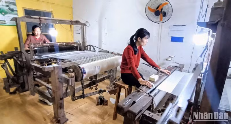 Trong làng dệt đũi Nam Cao vẫn tồn tại hàng trăm khung dệt thủ công.