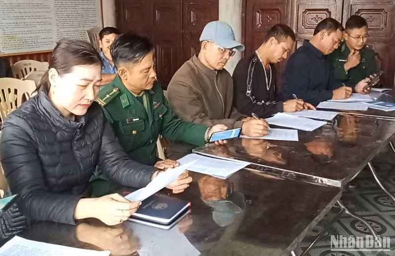 Đồn Biên phòng Trà Lý tổ chức cho chủ phương tiện ký cam kết phòng, chống IUU.