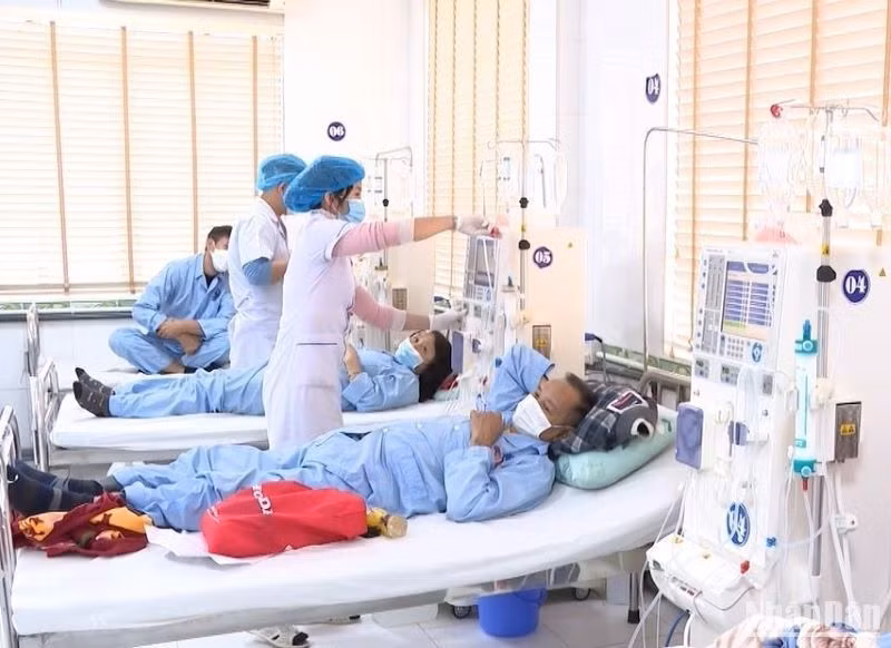 Chạy thận nhân tạo tại bệnh viện tuyến huyện tạo nhiều thuận lợi cho người dân được tiếp cận kỹ thuật y học hiện đại.