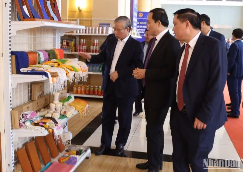 Các đại biểu thăm gian trưng bày sản phẩm OCOP bên lề Hội nghị.