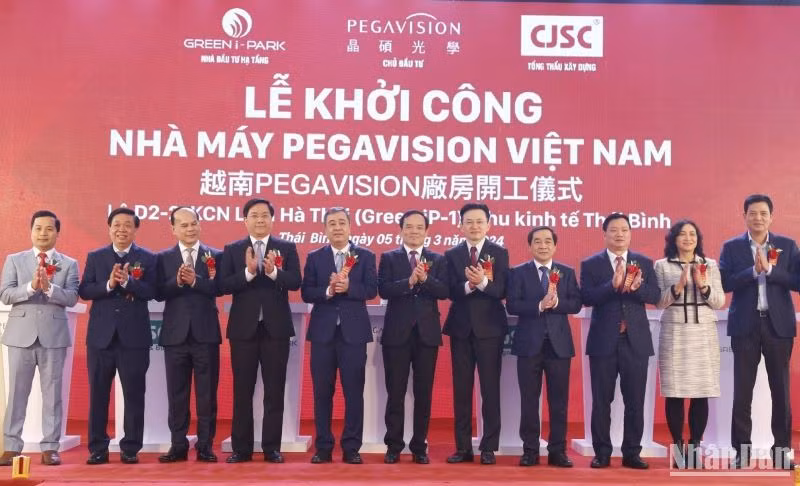 Phó Thủ tướng Trần Lưu Quang chụp ảnh lưu niệm với các đại biểu tại Lễ khởi công.