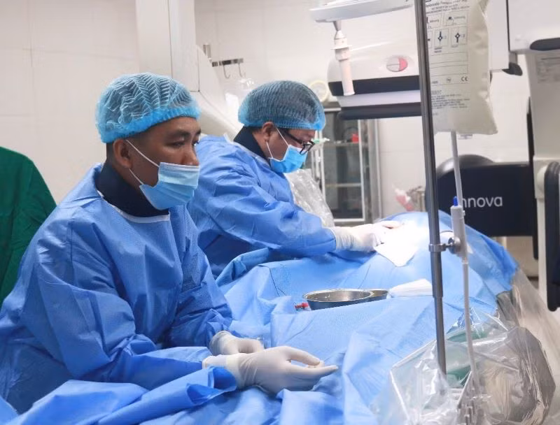 Đội ngũ cán bộ y tế Bệnh viện Nhi Thái Bình nắm bắt rất nhanh quy trình kỹ thuật từ Bệnh viện Nhi Trung ương chuyển giao. (Ảnh Bệnh viện Nhi Thái Bình cung cấp)