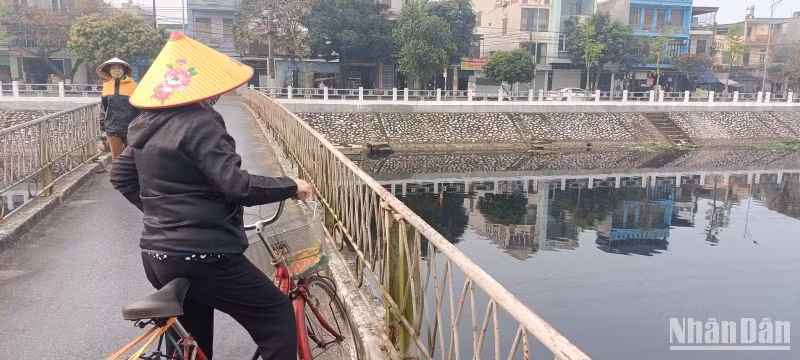 Những cái nhìn bất lực trước dòng sông chuyển màu đen và bốc mùi khó chịu.