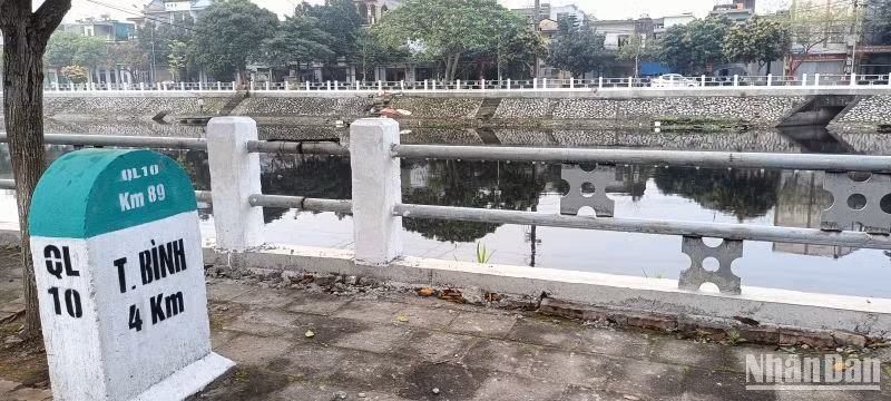 Dòng nước đen kịt trên sông Kiến Giang, đoạn chảy qua phường Phú Khánh (thành phố Thái Bình).