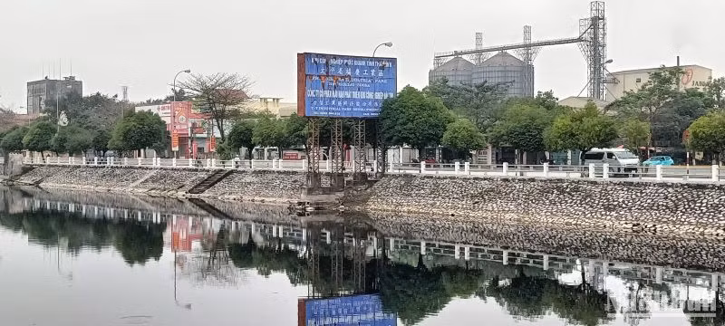 Theo người dân sống dọc tuyến sông, nước thải bẩn là từ các nhà máy trong khu công nghiệp Phúc Khánh xả ra.