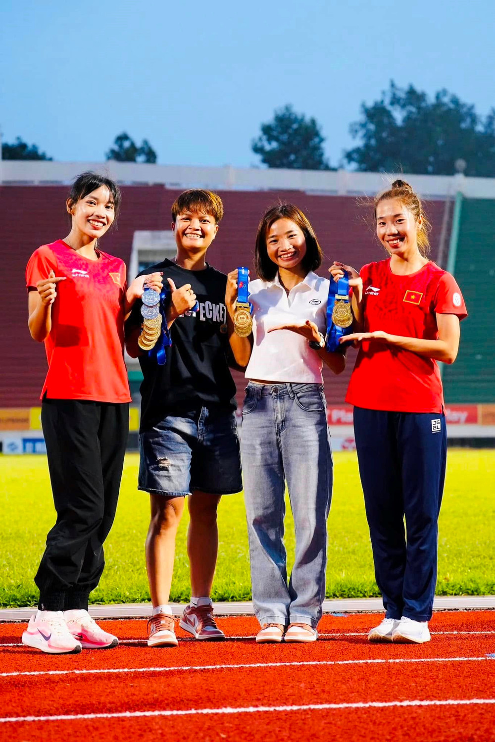 Từ năm 2025, Nguyễn Thị Oanh (áo trắng) sẽ đảm nhận vai trò mới với công tác huấn luyện.