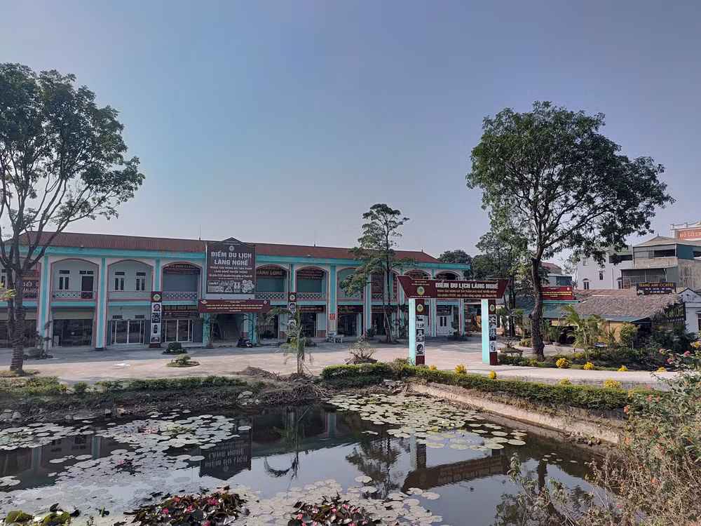 Làng khảm trai Chuyên Mỹ may mắn có một địa chỉ để giới thiệu sản phẩm tới du khách. Làng khảm trai Chuyên Mỹ may mắn có một địa chỉ để giới thiệu sản phẩm tới du khách.