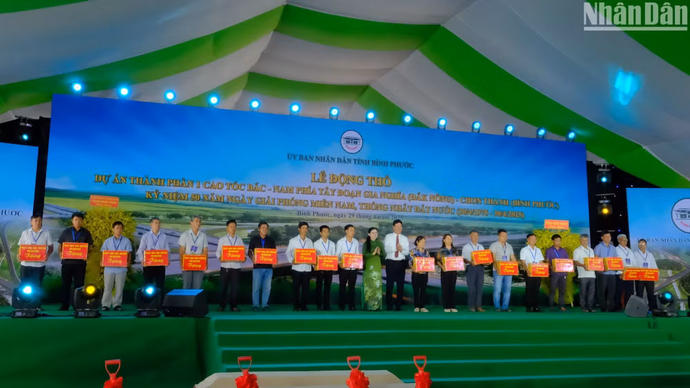 Lãnh đạo tỉnh Bình Phước tặng quà cho các hộ dân nhường đất cho dự án đi qua.