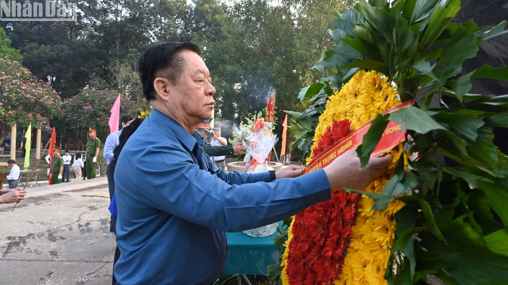 Đồng Nguyễn Trọng Nghĩa đặt vòng hoa tại khu di tích "Chốt chặn Tàu Ô-Xóm Ruộng".