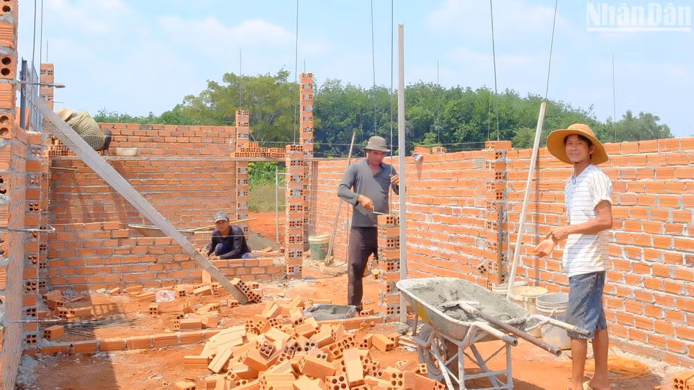 Các nhà thầu xây dựng đẩy nhanh tiến độ xây nhà cho các hộ dân.
