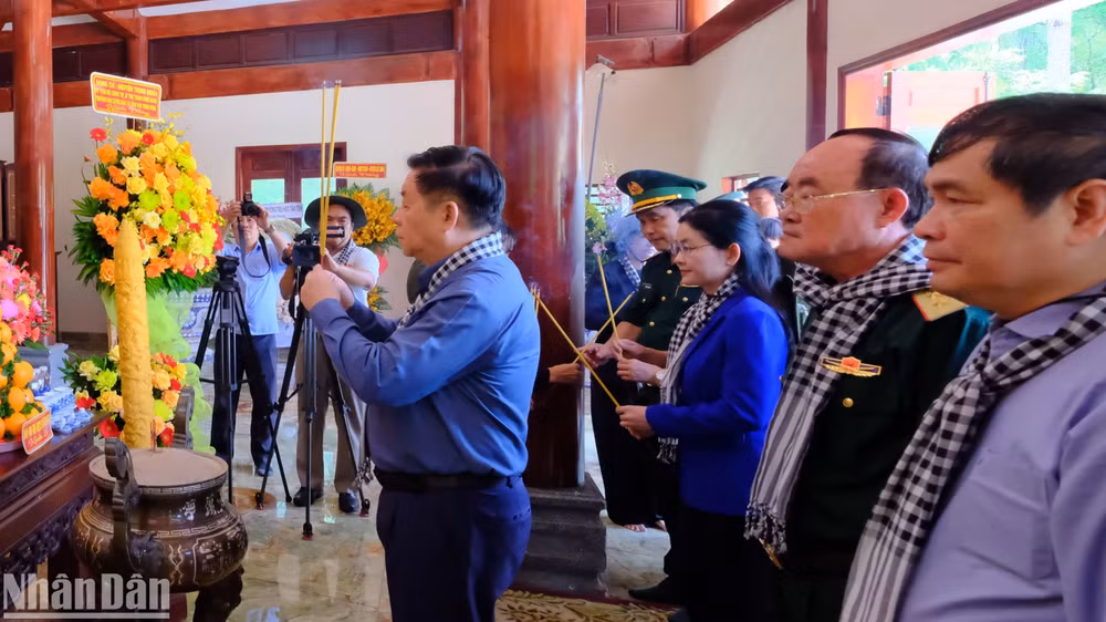 Đồng chí Nguyễn Trọng Nghĩa cùng các thành viên trong đoàn dâng hương tại Khu di tích lịch sử quốc gia đặc biệt Căn cứ Bộ Chỉ huy Quân giải phóng miền nam Việt Nam.