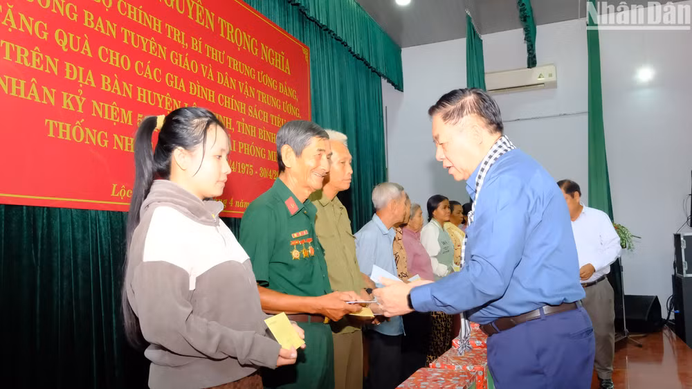 Đồng chí Nguyễn Trọng Nghĩa tặng quà cho các gia đình người có công trên địa bàn tỉnh Bình Phước.