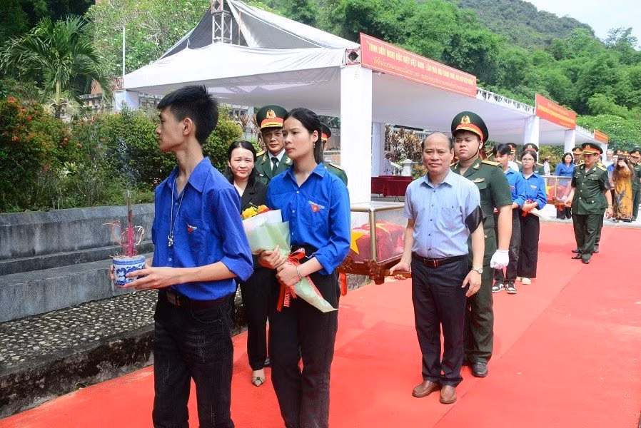 Lãnh đạo các ngành cùng nhân dân di chuyển, lần lượt an táng hài cốt liệt sĩ tại Nghĩa trang Liệt sĩ quốc tế Đồng Tâm.