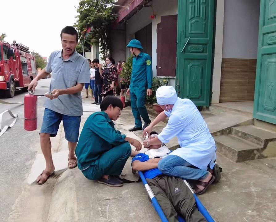 Thành viên tổ liên gia thực hành kỹ năng cứu người bị nạn.