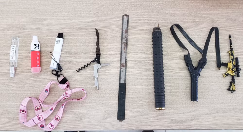 Công an phát hiện, thu giữ nhiều vật dụng nguy hiểm học sinh mang theo Công an phát hiện, thu giữ nhiều vật dụng nguy hiểm học sinh mang theo