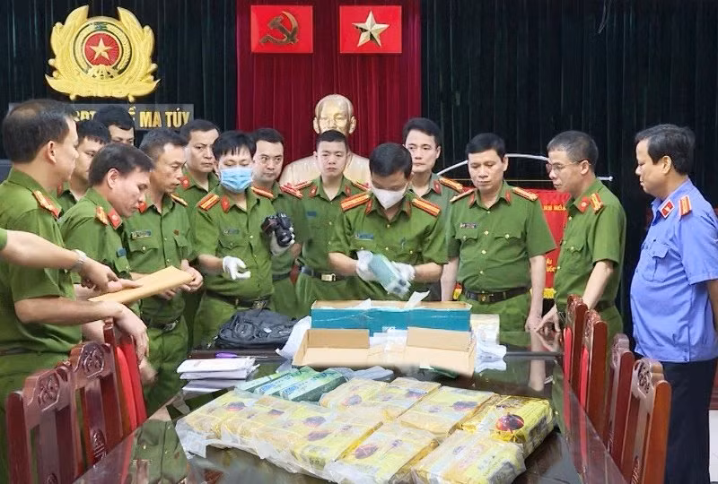 Lực lượng chức năng xem xét tang vật vụ án.