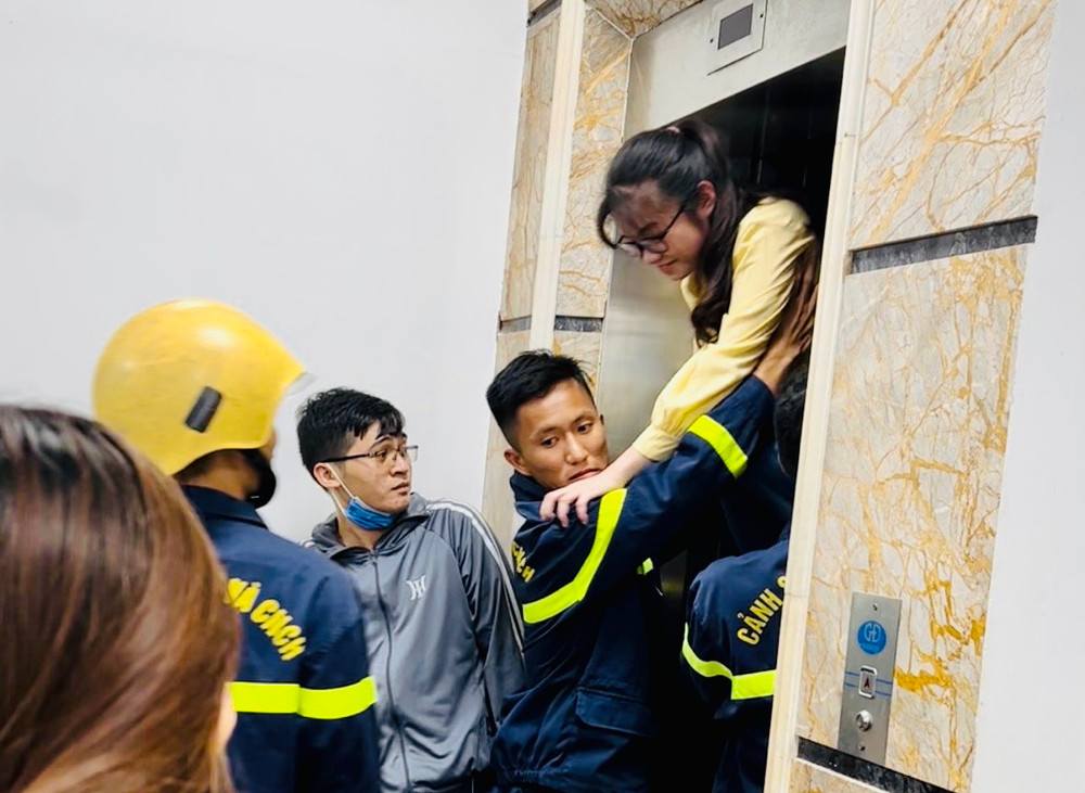 Học sinh được cứu hộ, giải thoát khỏi thang máy bị kẹt