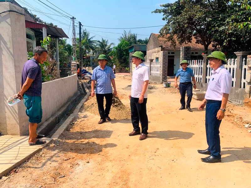 Cán bộ huyện Triệu Sơn hướng hoạt động về cơ sở lãnh, chỉ đạo, kiểm tra, đôn đốc làm đường giao thông.