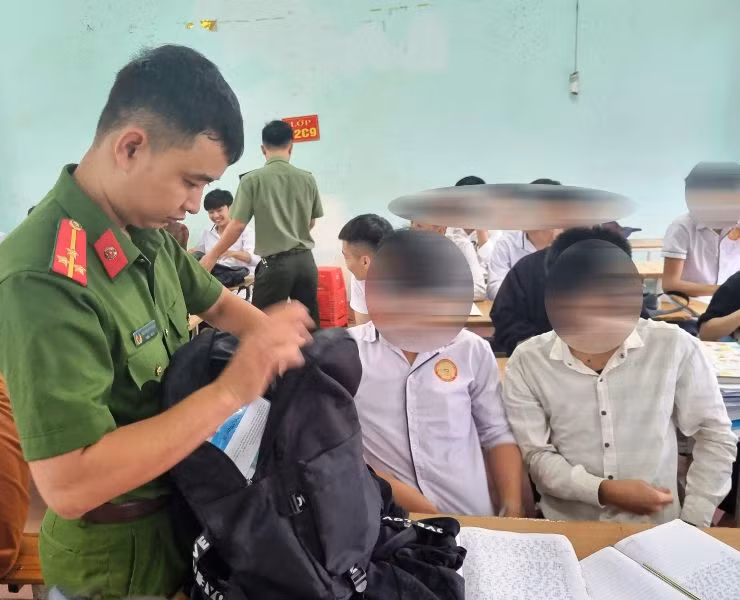 Công an kiểm tra hành chính đồ dùng học sinh phổ thông mang tới lớp.