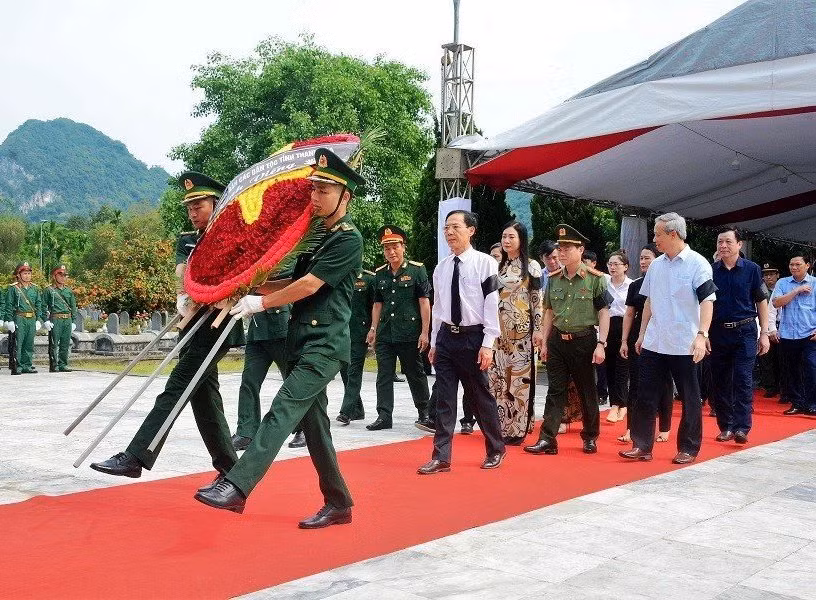 Đoàn đại biểu tỉnh Thanh Hóa dâng hoa tưởng niệm các liệt sĩ.