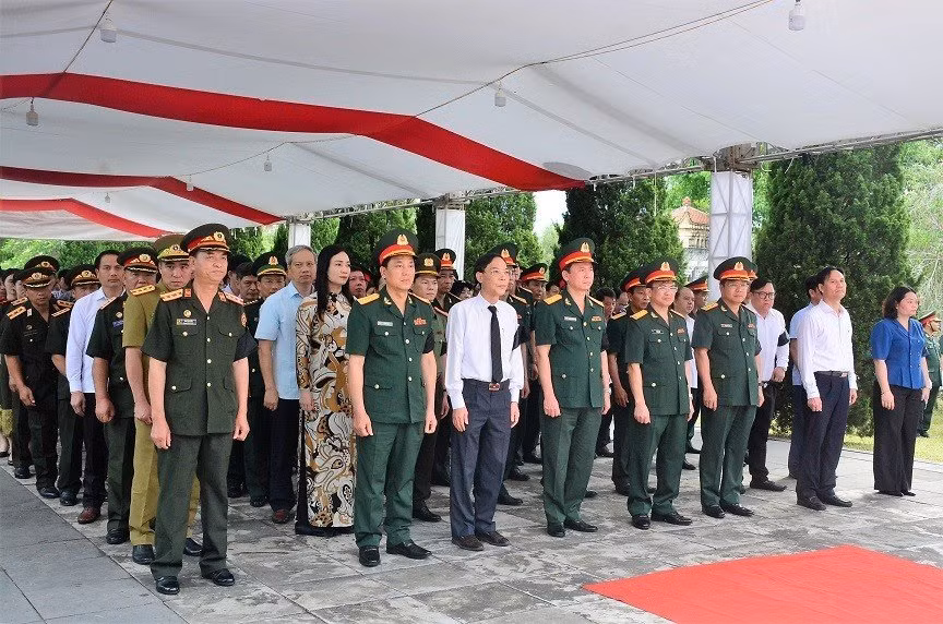 Các đại biểu dự lễ truy điệu các liệt sĩ.