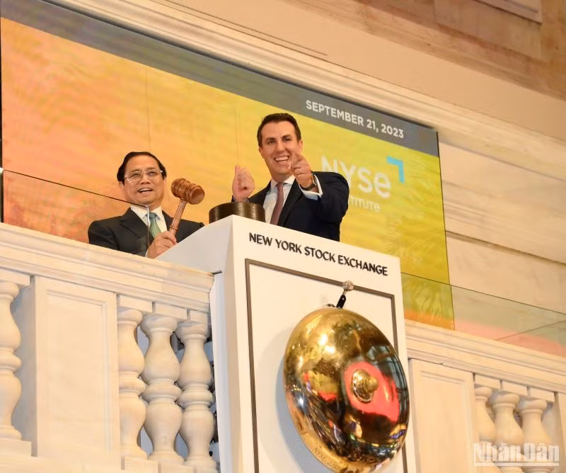 Thủ tướng Phạm Minh Chính thực hiện nghi thức rung chuông, gõ búa khai trương phiên giao dịch sáng 21/9 tại Sàn giao dịch chứng khoán New York. 