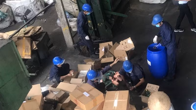 Kiểm đếm lô thuốc lá nhập lậu trước khi tiêu huỷ.