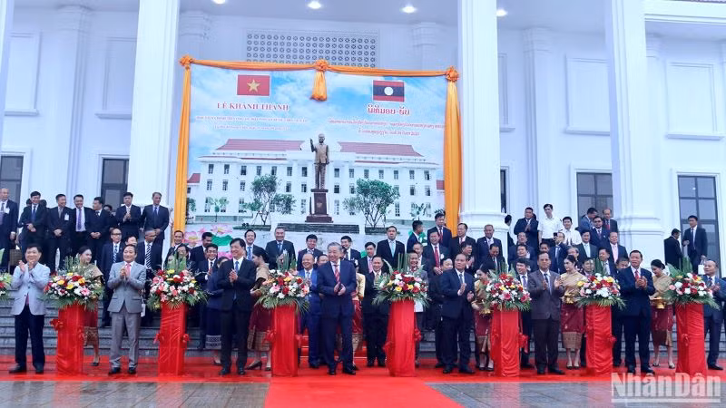 Lãnh đạo hai Bộ Công an hai nước Việt Nam-Lào cắt băng khánh thành công trình Học viện Chính trị Công an Lào. (Ảnh: Trịnh Dũng)