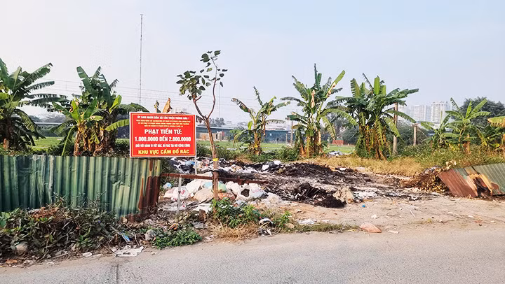 Rác bị đốt trộm cạnh biển cấm tại xã Tân Triều.