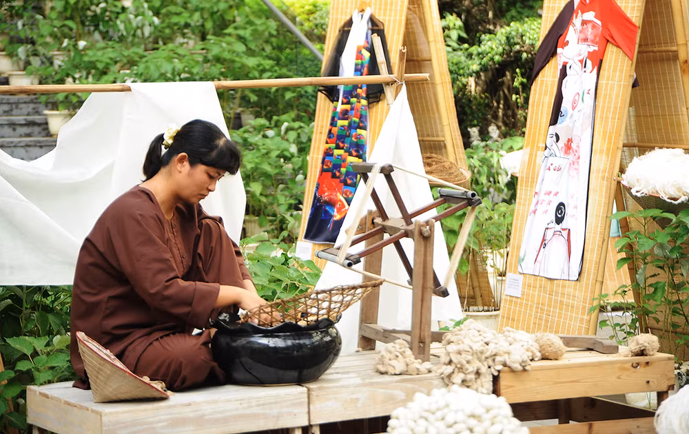 Giới thiệu sản phẩm áo dài được làm từ cây đay. Ảnh: NAM ANH