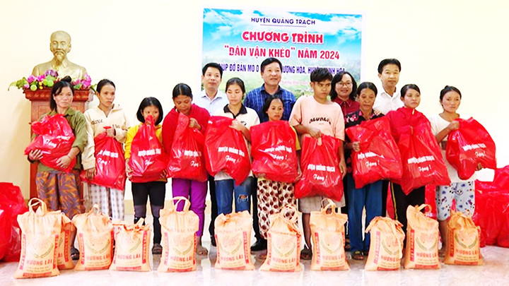 Lãnh đạo huyện Quảng Trạch (Quảng Bình) tặng quà, chia sẻ khó khăn với đồng bào Rục, huyện Minh Hóa sau lũ lụt.