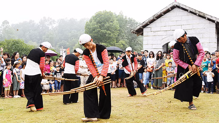 Lễ hội hoa tớ dày cùng Festival khèn H’Mông 