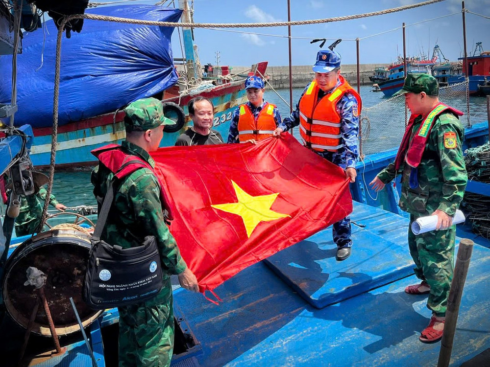Tặng cờ Tổ quốc cho ngư dân.