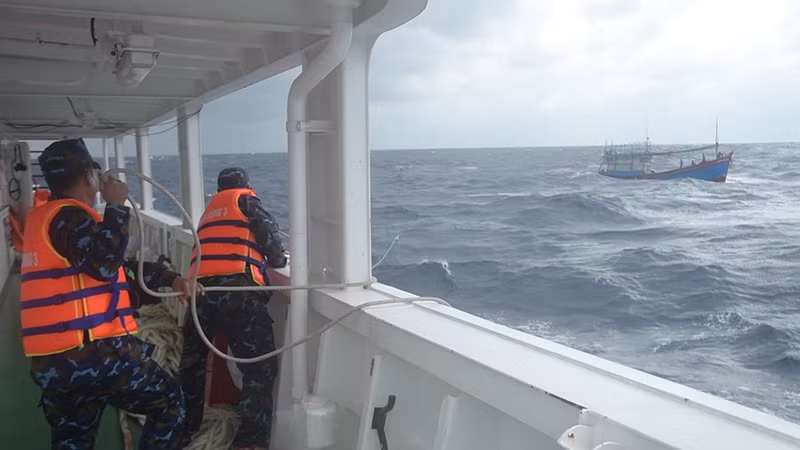 Lực lượng Vùng 3 Hải quân cứu nạn và lai dắt tàu cá ngư dân về đất liền.