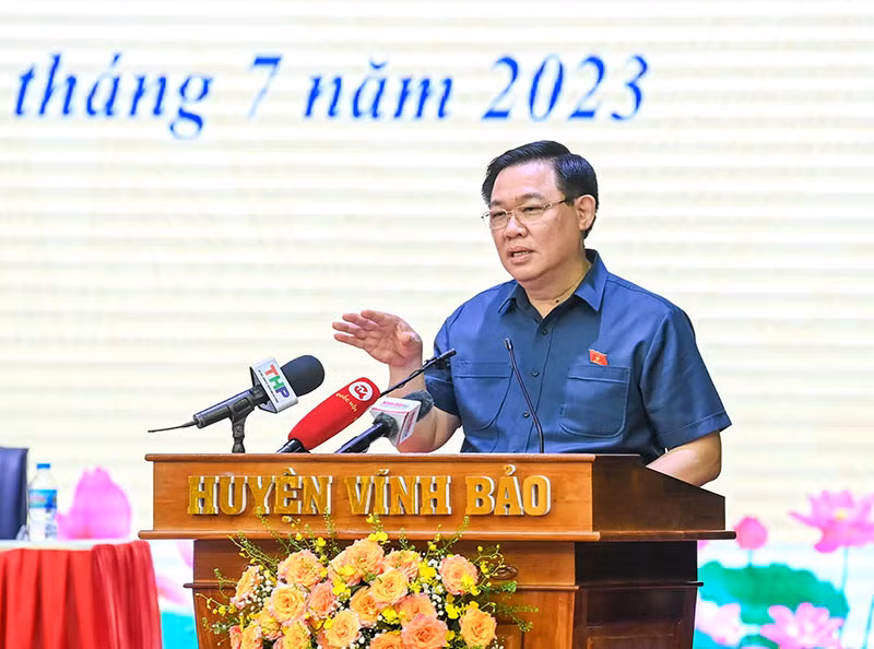 Chủ tịch Quốc hội Vương Đình Huệ phát biểu trao đổi, tiếp thu ý kiến, kiến nghị của cử tri.