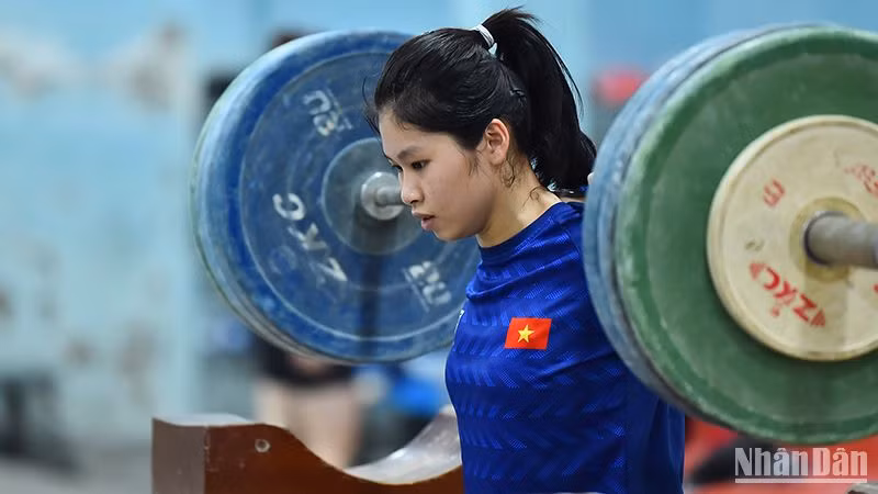 Mỗi ngày, tại Trung tâm Huấn luyện thể thao quốc gia Hà Nội, các thành viên đội tuyển Cử tạ Việt Nam vẫn bám trụ luyện tập với quyết tâm sẽ đem đến những thành tích vinh quang cho nước nhà trong kỳ SEA Games 32.